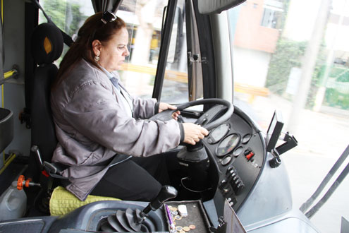 Cobradora é destaque na coluna 